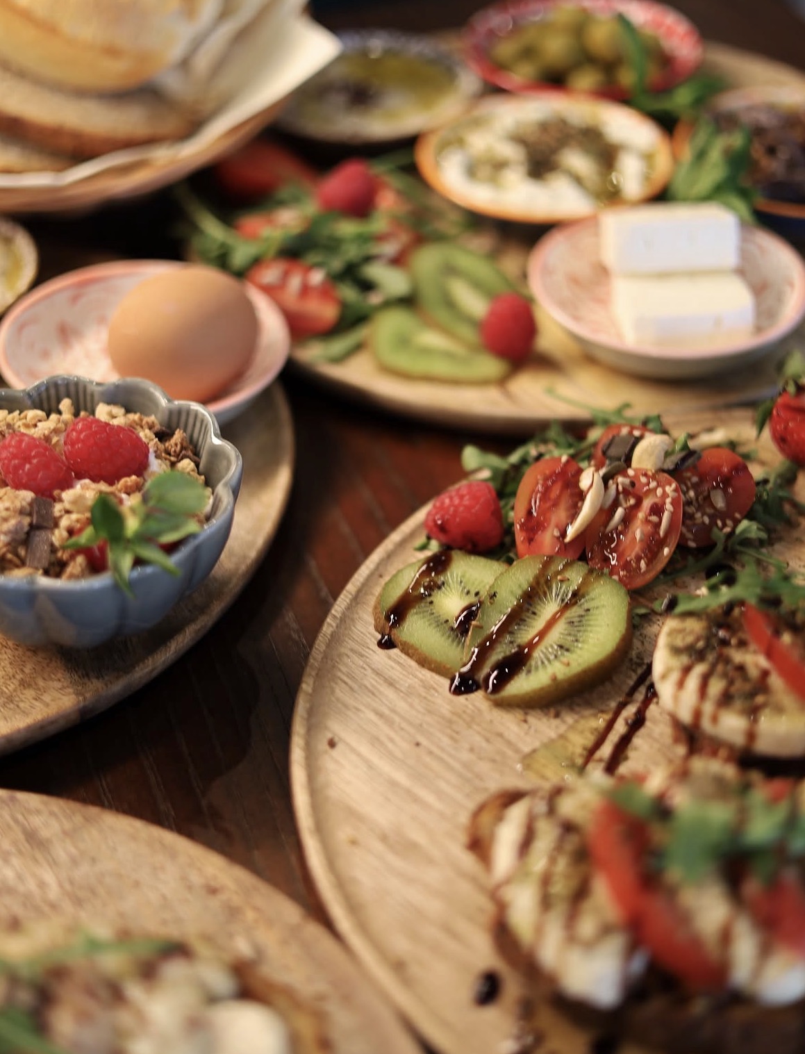 Reichhaltige Frühstücksplatte im CASA mit Hummus, Zaatar, Käse, Feta, Kiwi und Beeren.